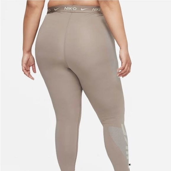 NWT Nike Women’s Pro Dri-FIT High-Waisted 7/8 Graphic Leggings - Picture 4 of 4